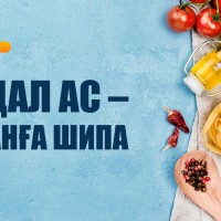 Асханада тамақ әзірлеп жатқан жалаңаш адамдар