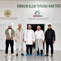 Үлкен кеуделі қызды студенті төсек етіп алады